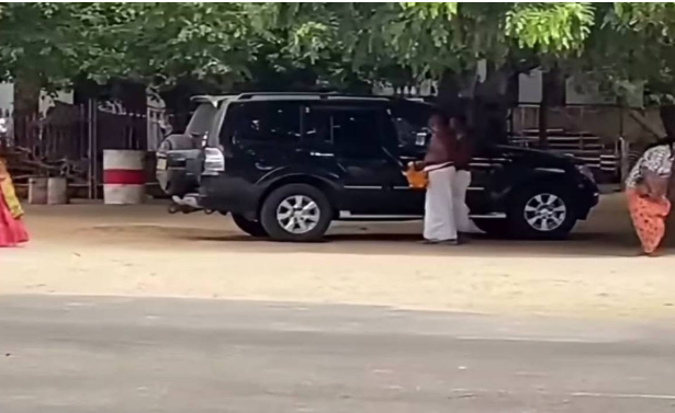 நல்லூர் ஆலயத்திற்குள் சொகுசு வாகனம்; பக்தர்கள் மத்தியில் கடும் சர்ச்சை